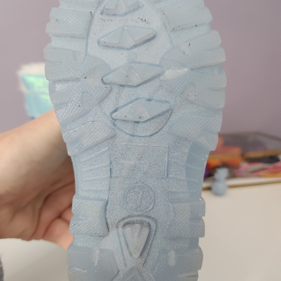 Frozen faux fur snowboots. Size 7. - Picture 6 of 6